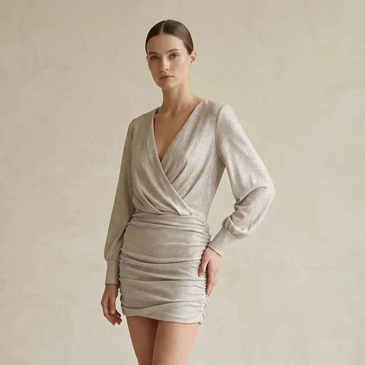 Abito corto drappeggiato in lurex crema ZOE con scollo a V incrociato e apertura sulla schiena indossato da modella – Alessandra Gallo