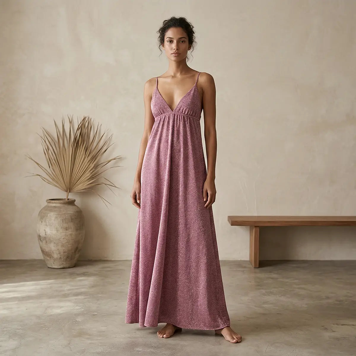 Abito lungo in lurex rosa MICOL con scollo a V e schiena scoperta con spalline incrociate indossato da modella – Alessandra Gallo