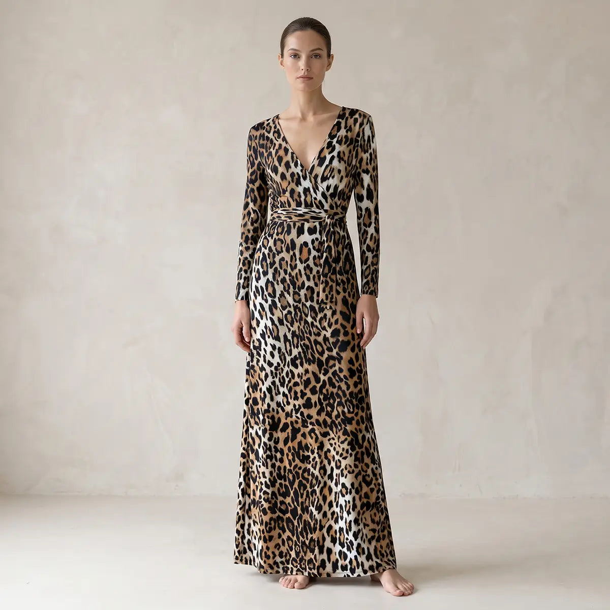 Abito lungo a portafoglio in lycra stampa animalier LETIZIA con scollo a V e fusciacca annodata in vita indossato da modella – Alessandra Gallo
