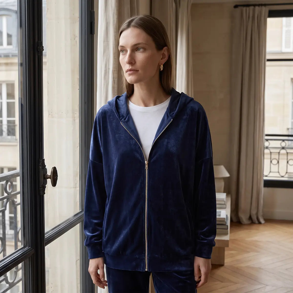 ADRIEN, felpa con cappuccio in ciniglia blu, zip frontale, su modella.
