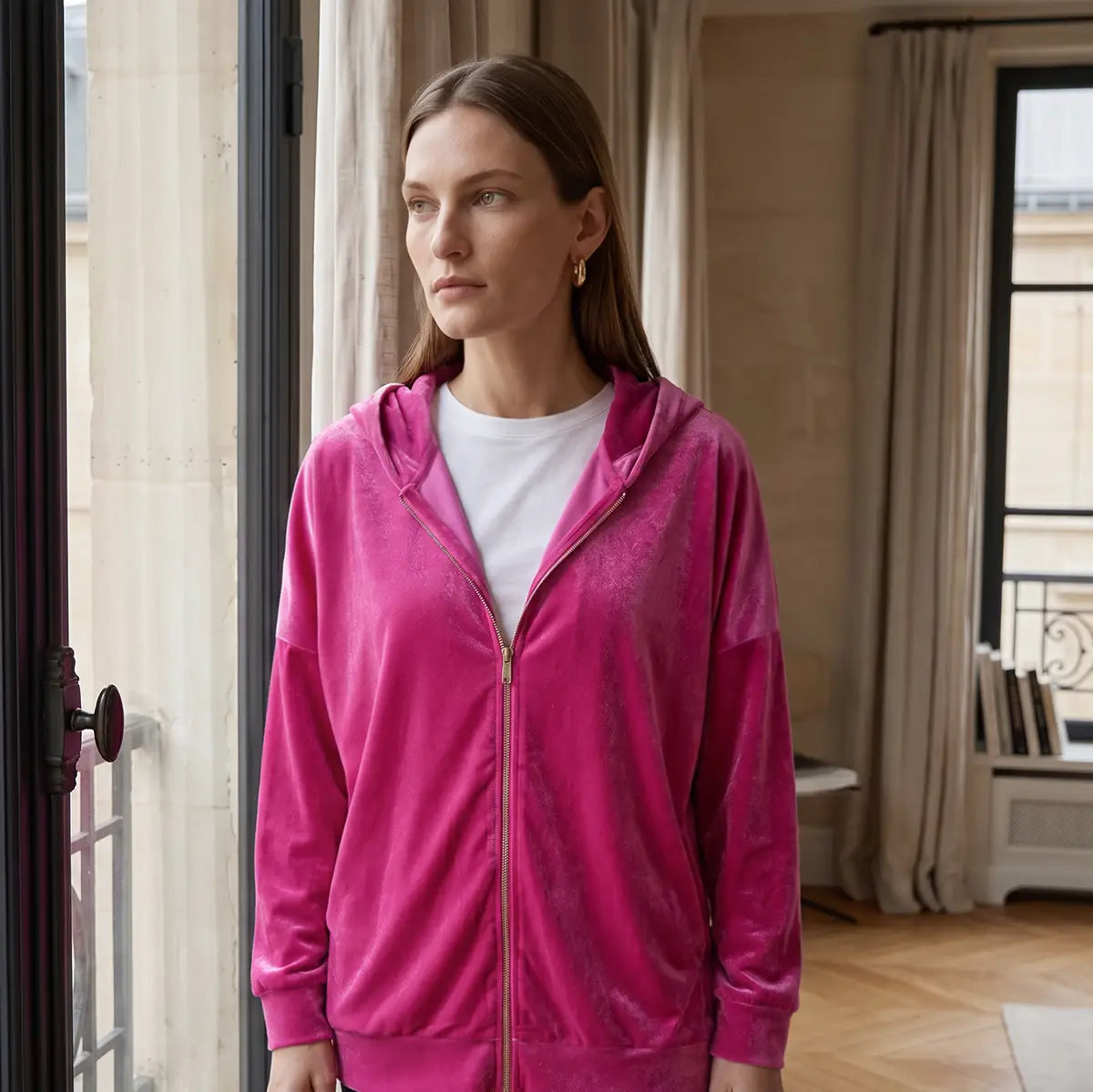 ADRIEN, felpa con cappuccio in ciniglia fucsia, zip frontale, su modella.