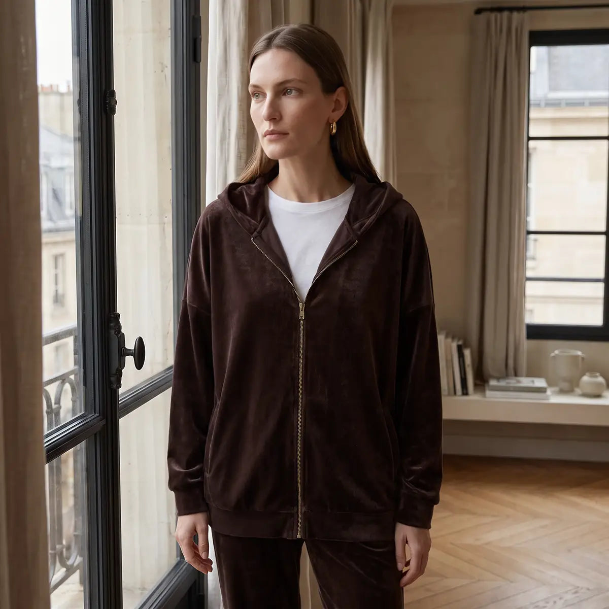 ADRIEN, felpa con cappuccio in ciniglia marrone, zip frontale, su modella.