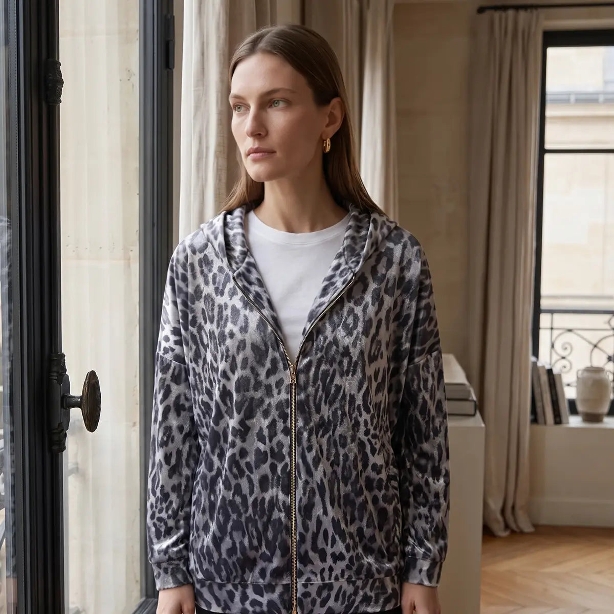ADRIEN, felpa con cappuccio in ciniglia martellata animalier grigia, zip frontale, su modella.