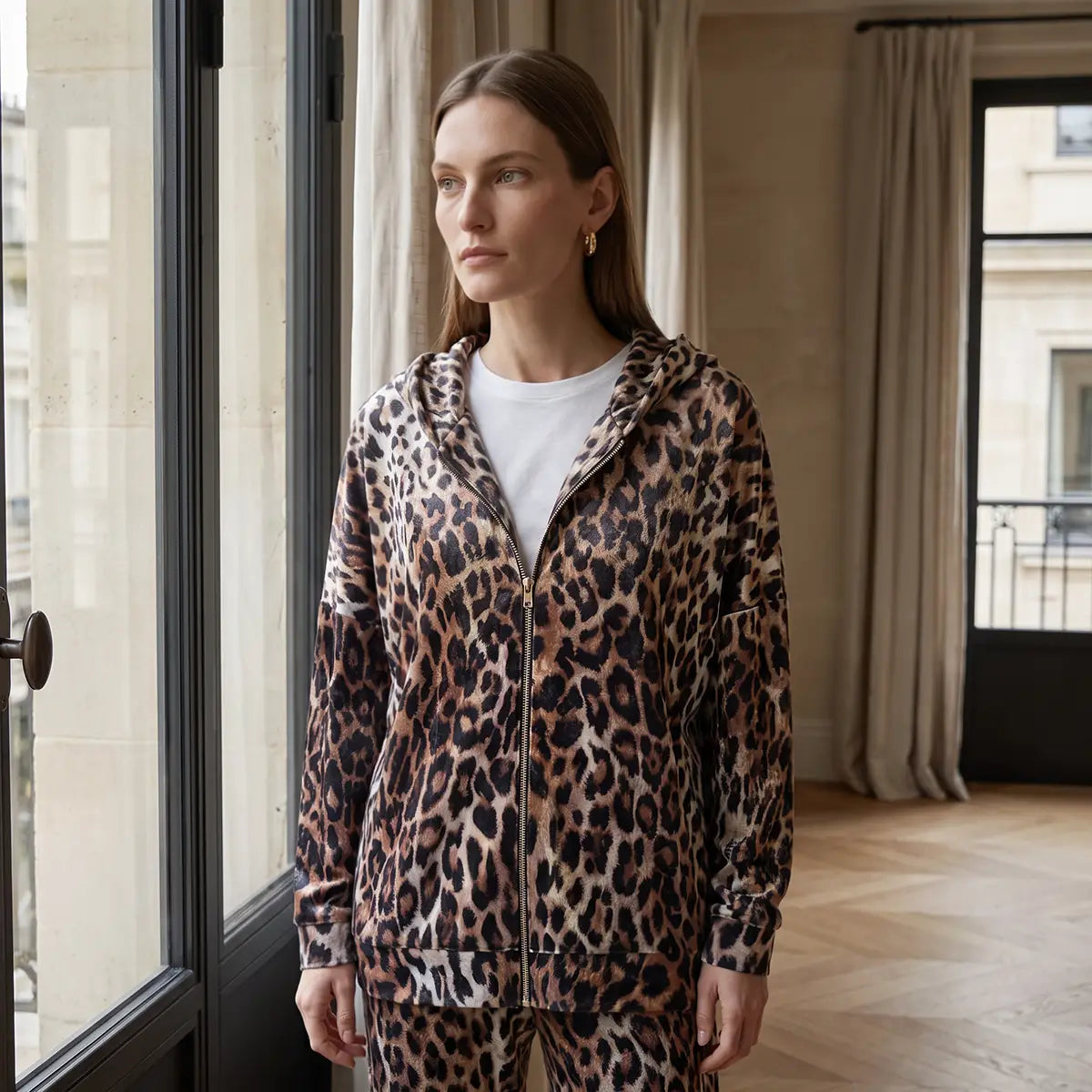 ADRIEN, felpa con cappuccio in ciniglia martellata animalier, zip frontale, su modella.