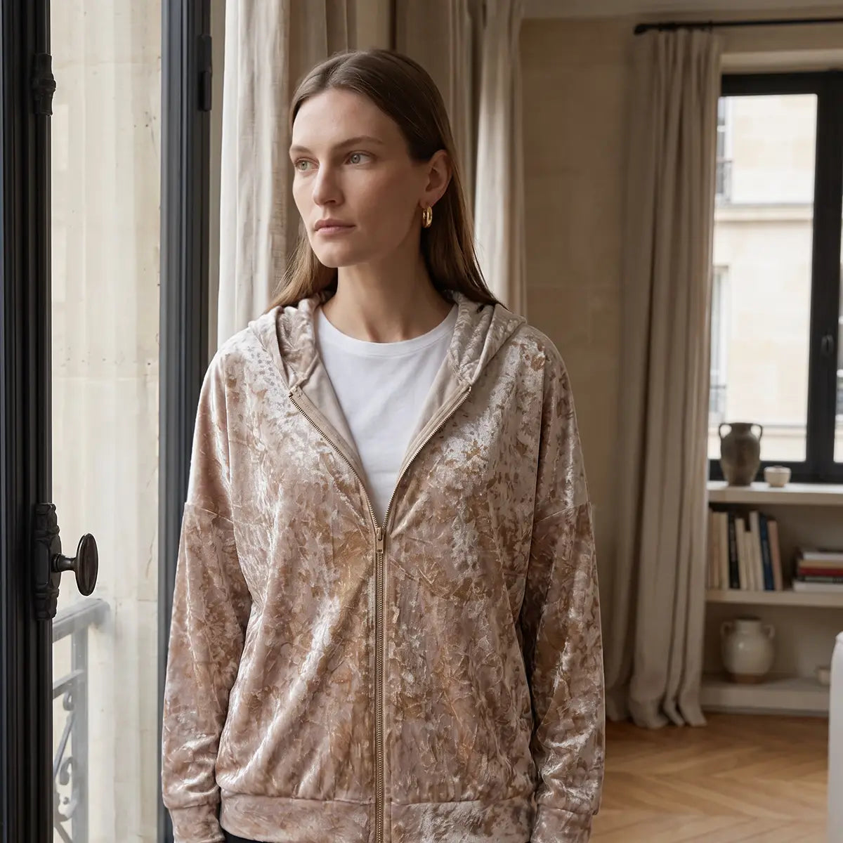 ADRIEN, felpa con cappuccio in ciniglia martellata champagne, zip frontale, su modella.