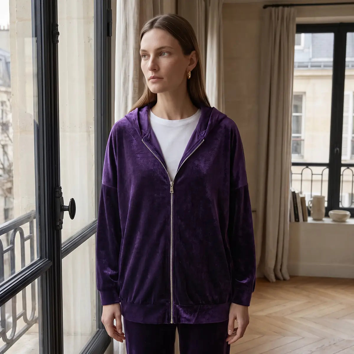 ADRIEN, felpa con cappuccio in ciniglia viola, zip frontale, su modella.