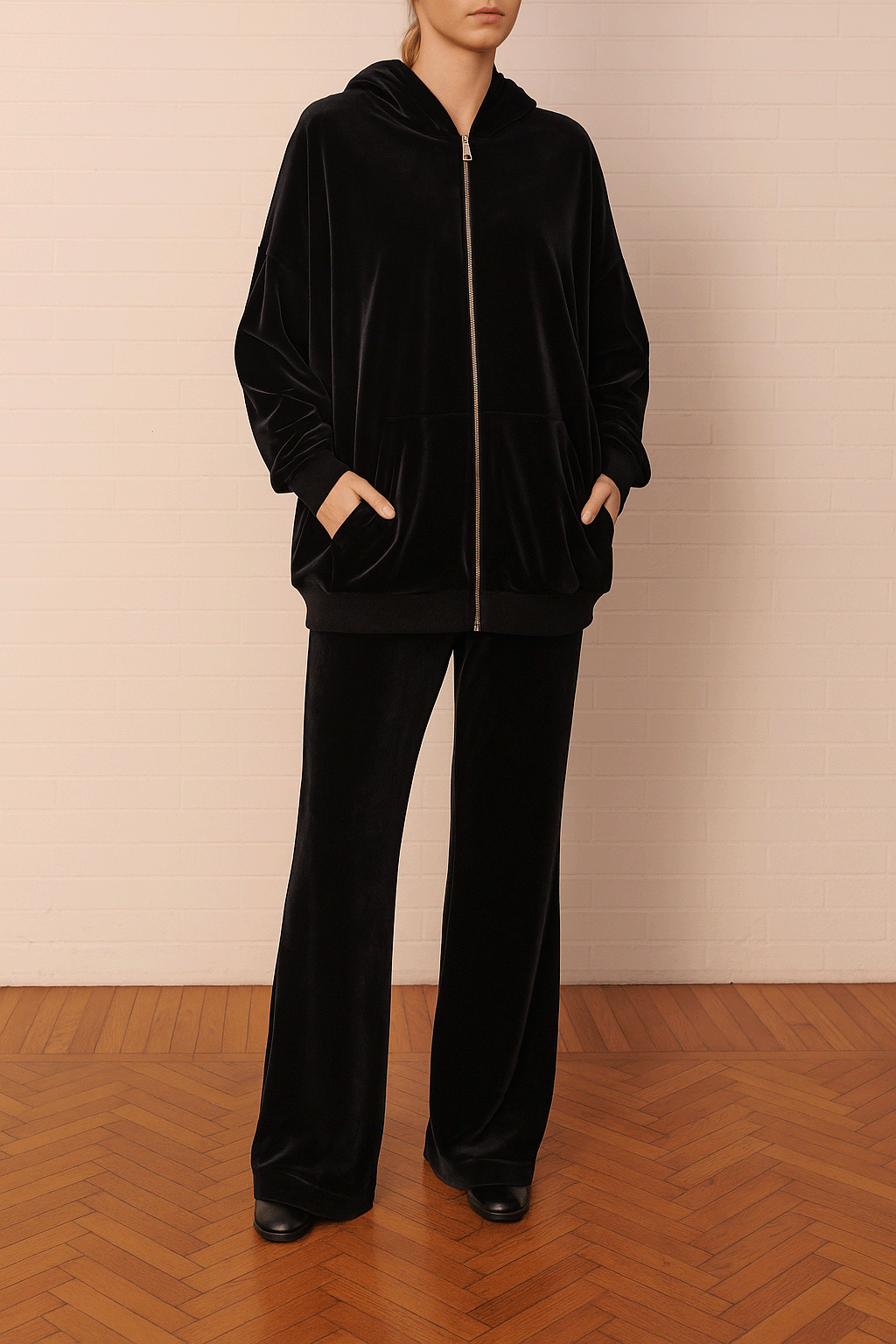 Felpa ADRIEN di Alessandra Gallo in ciniglia nera con cappuccio  e chiusura frontale con zip- indossata frontale da modella,Day&Night Collection