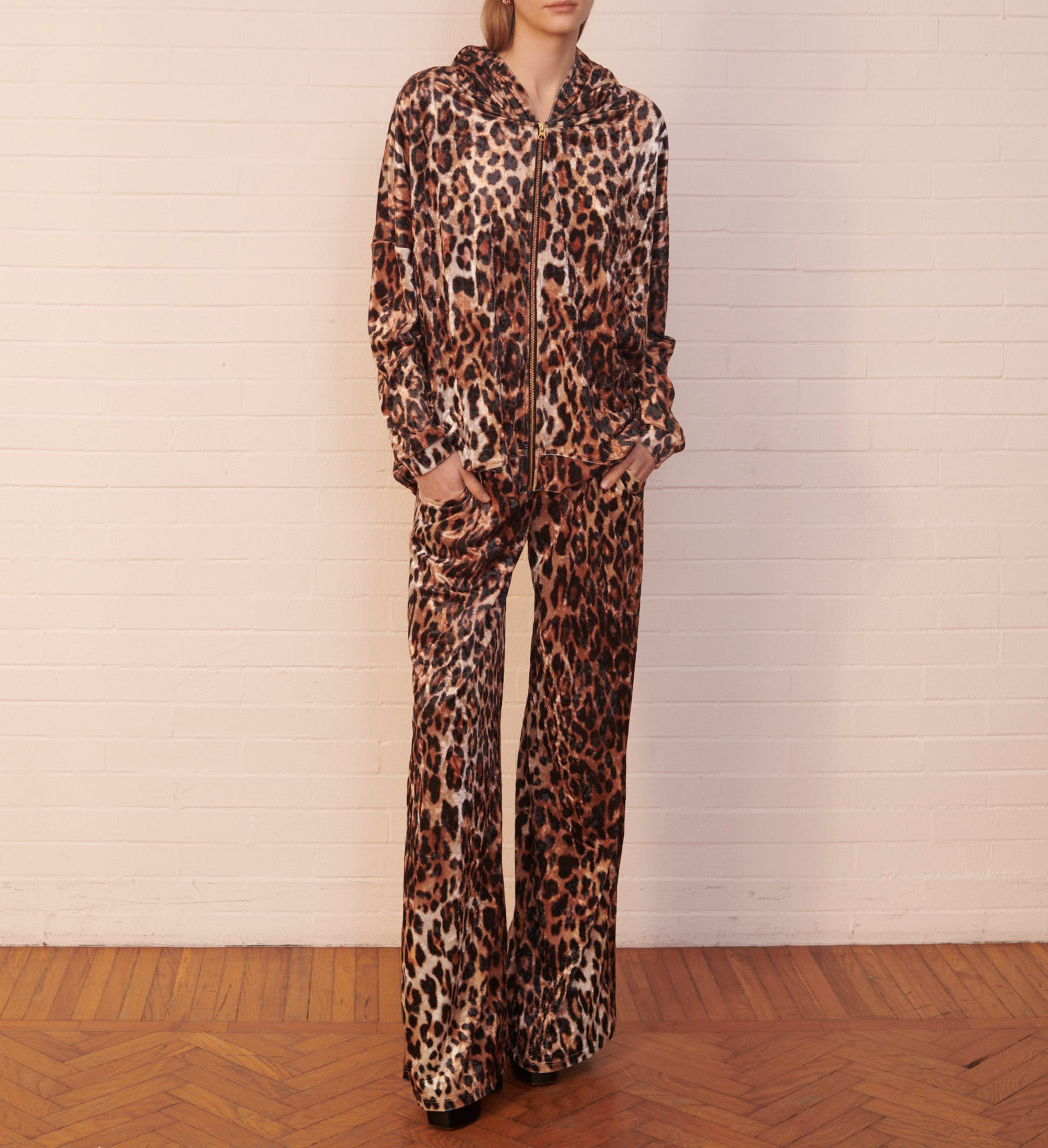 Felpa ADRIEN di Alessandra Gallo in ciniglia martellata animalier con cappuccio, chiusura frontale con zip - indossato da modella frontale, Day&Night Collection