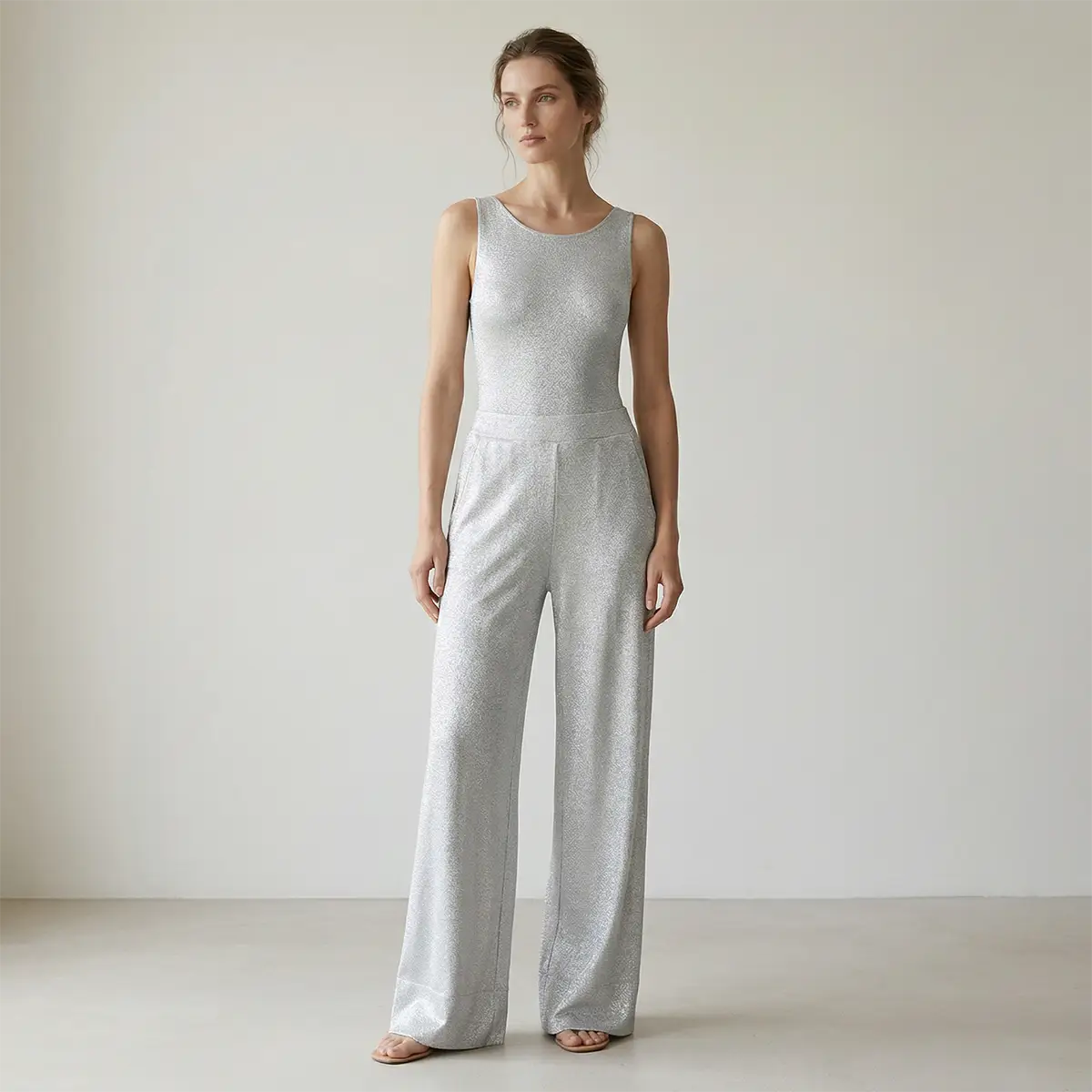 AIDA pantalone donna a  palazzo di Alessandra Gallo in lurex argento con tasche laterali - indossato frontale - stardust collection