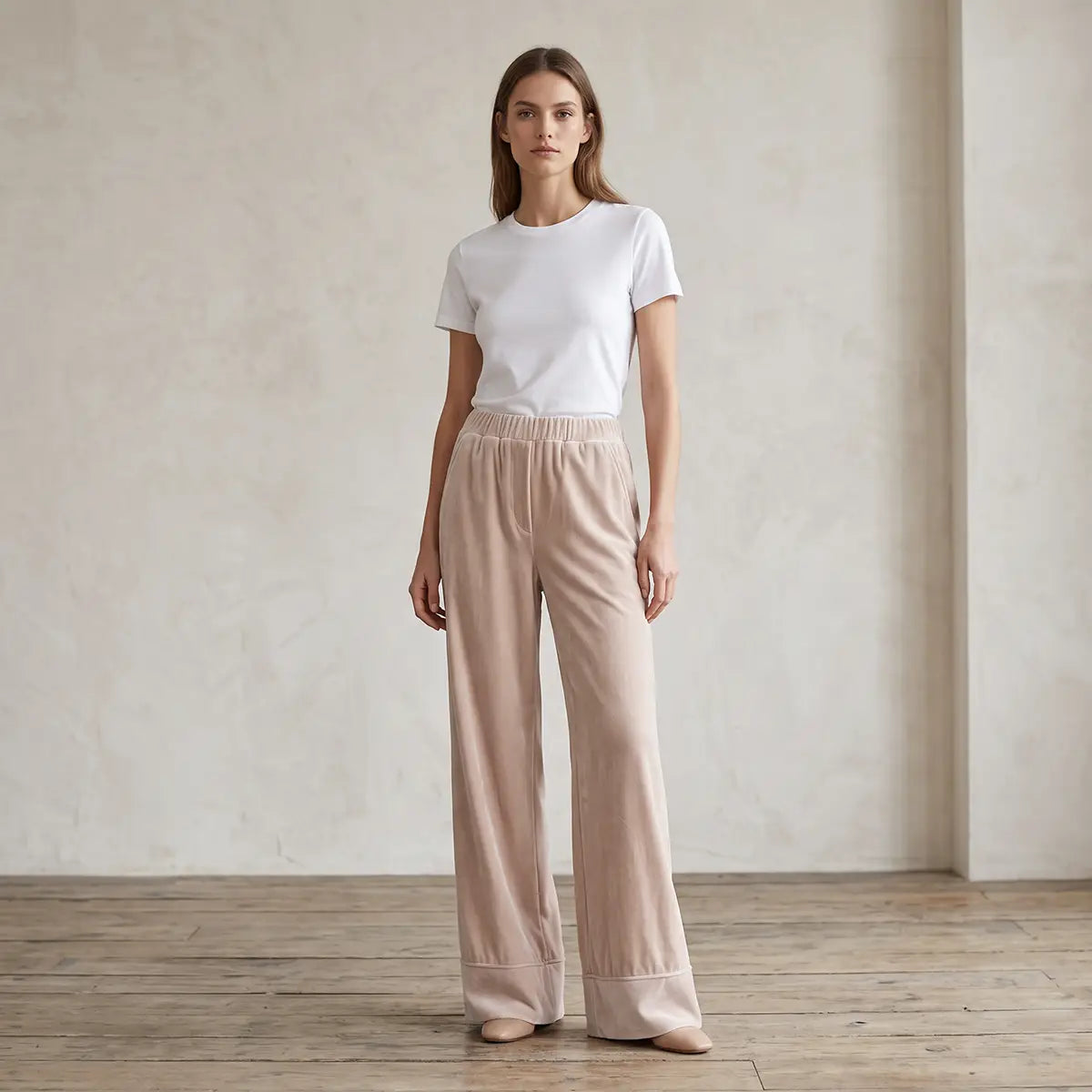 AIDA, pantalone palazzo in ciniglia beige, su modella.
