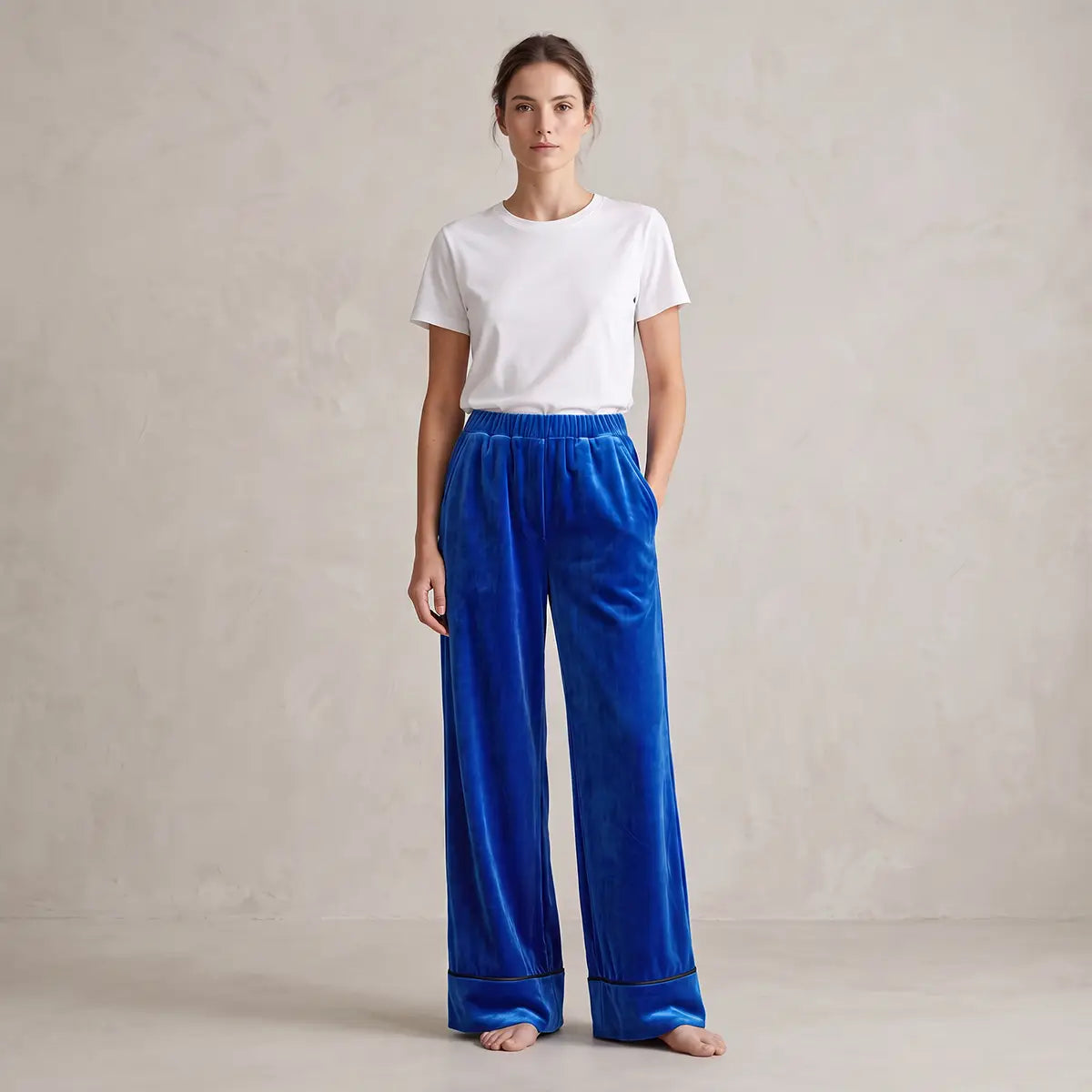 AIDA, pantalone palazzo in ciniglia blu elettrico, su modella.