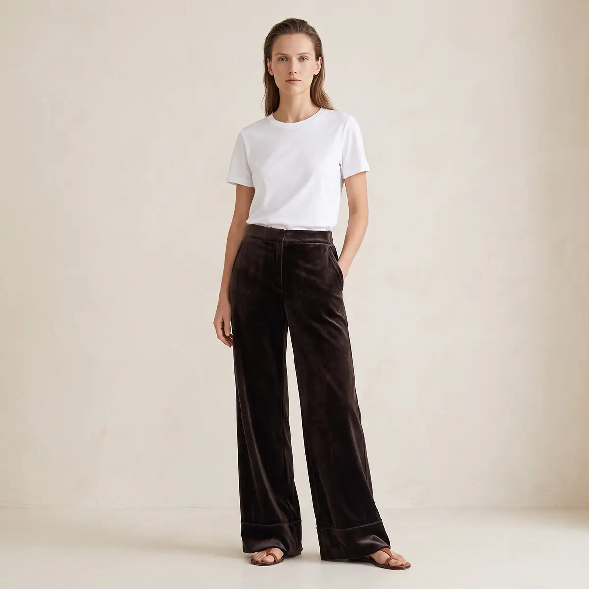 AIDA, pantalone palazzo in ciniglia marrone, su modella.