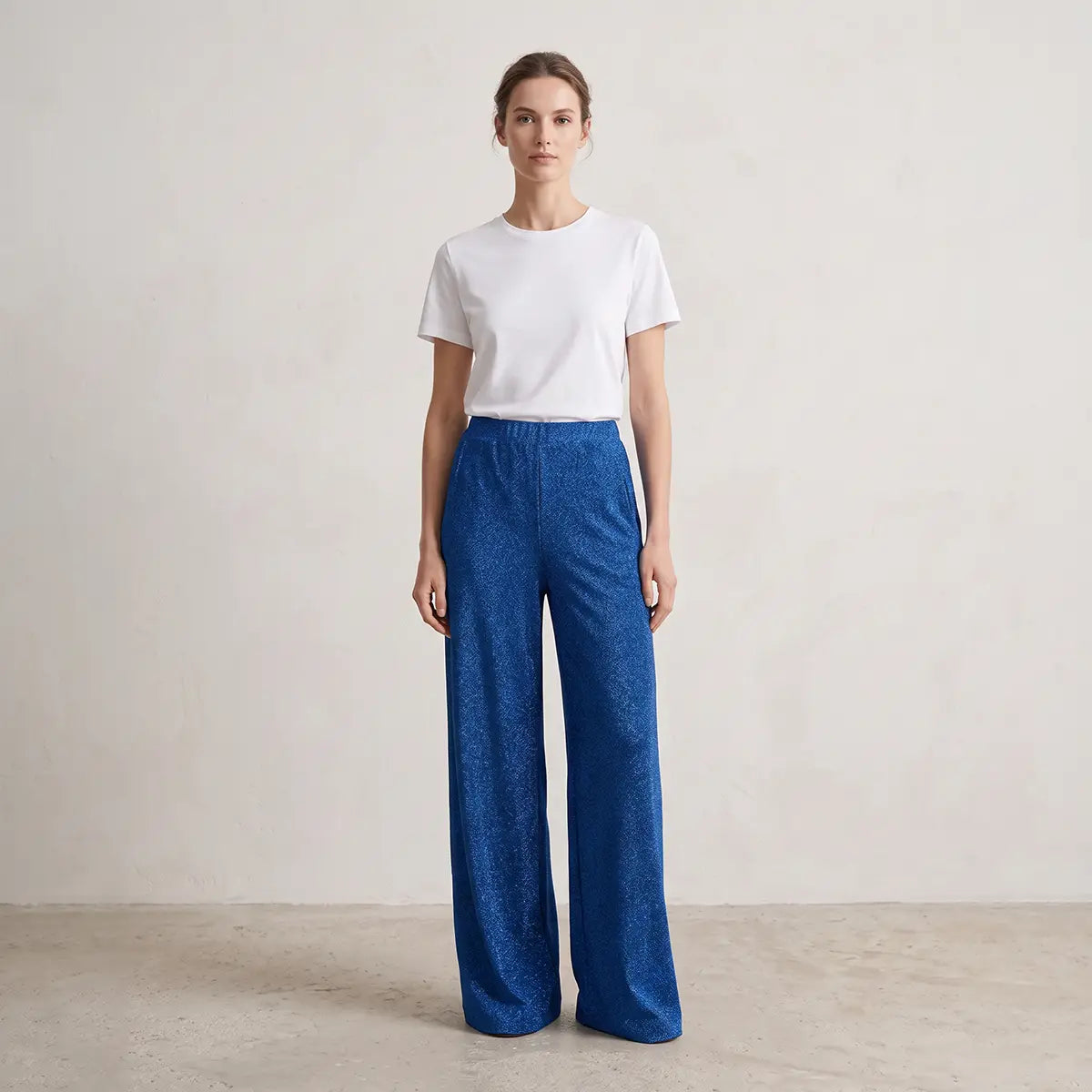 AIDA, pantalone palazzo in lurex blu, su modella.