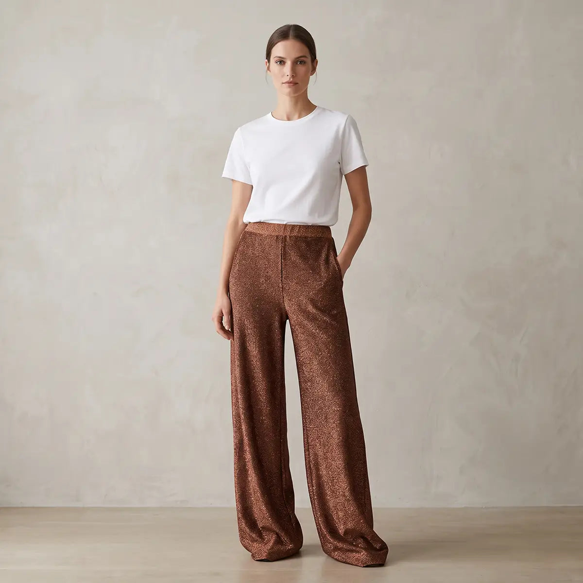 AIDA, pantalone palazzo in lurex bronzo, su modella.