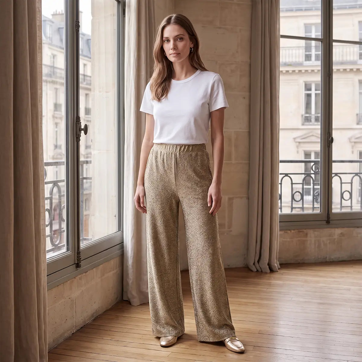 AIDA, pantalone palazzo in lurex oro, su modella.
