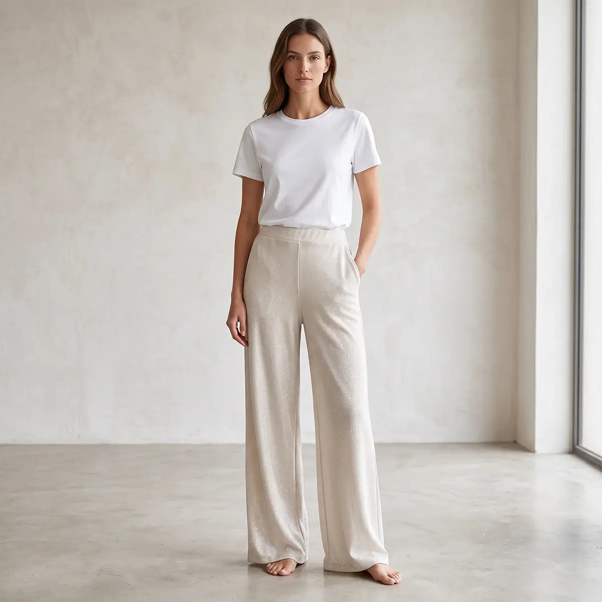 AIDA, pantalone palazzo in lurex panna, su modella.