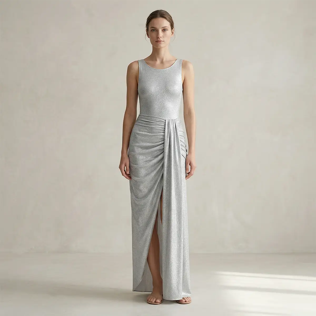 AMANDA, gonna lunga con spacco in lurex argento, drappeggio sul fianco, su modella.