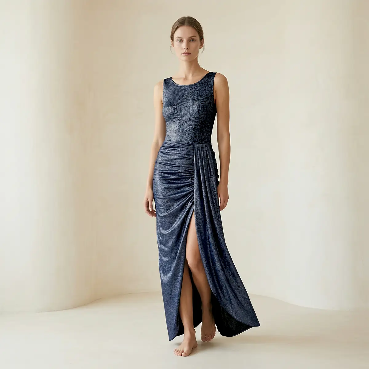 AMANDA, gonna lunga con spacco in lurex blu, drappeggio sul fianco, su modella.