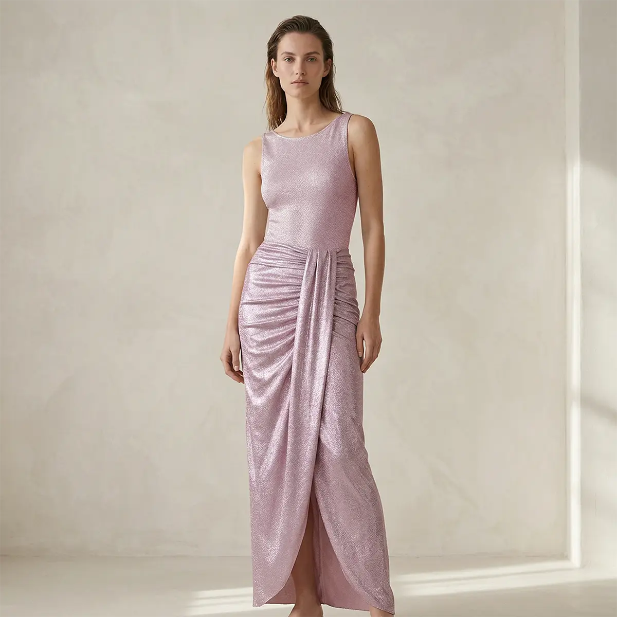 AMANDA, gonna lunga con spacco in lurex rosa, drappeggio sul fianco, su modella.