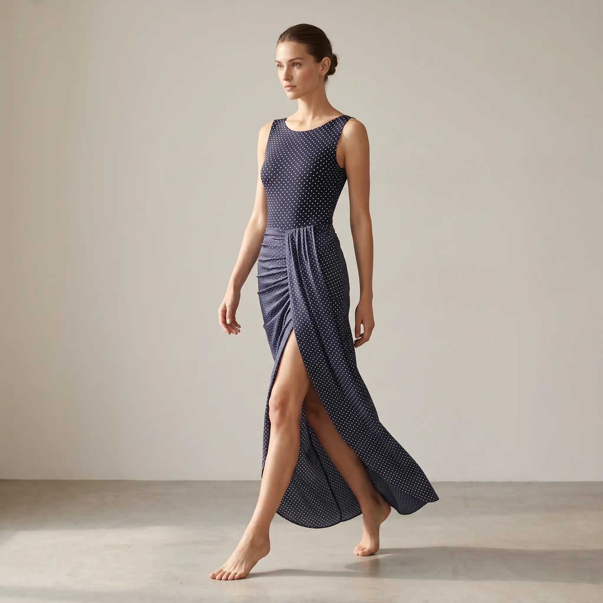AMANDA gonna in lycra fantasia Pois di Alessandra Gallo con spacco - elegante gonna Made in Italy - Stretch Collection - indossata frontale