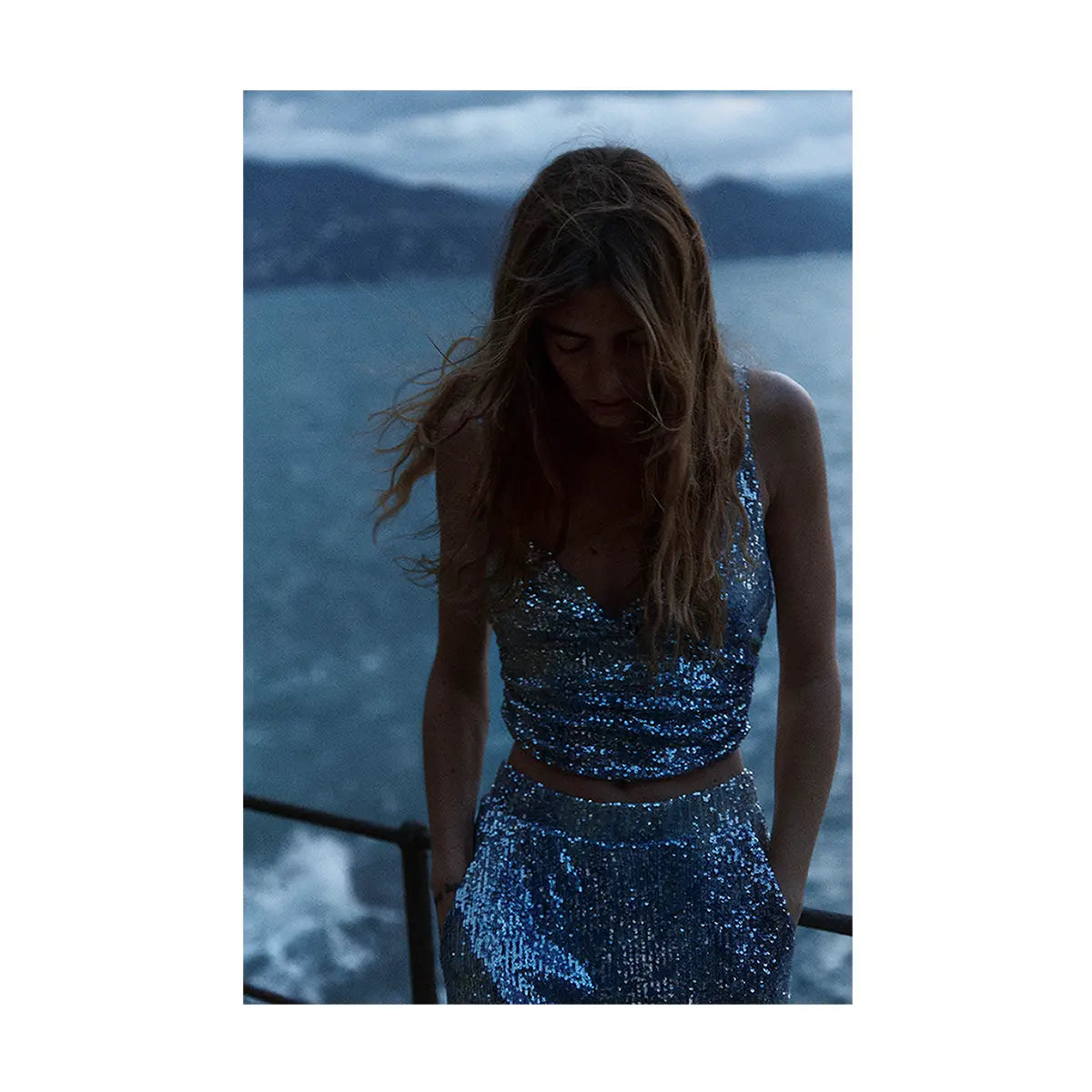 ARIEL, crop top in paillettes mélange, indossato in un completo coordinato sul mare.