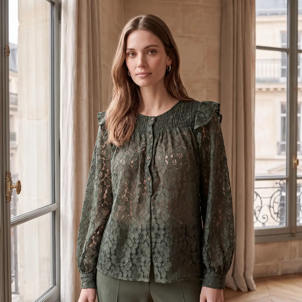 ARYA, camicia in pizzo verde con rouches sulle spalle e maniche a palloncino, su modella.