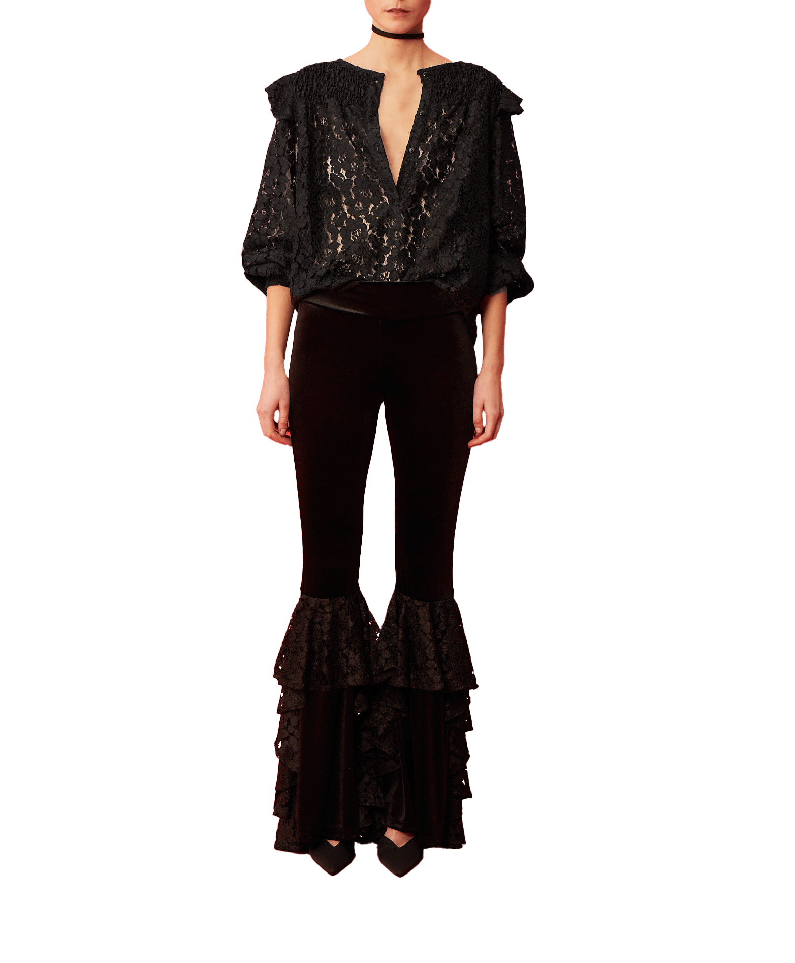 Camicia ARYA di Alessandra Gallo in pizzo nero con girocollo e maniche lunghe e rouge sulle spalle - indossata frontale - The Dreamy Collection