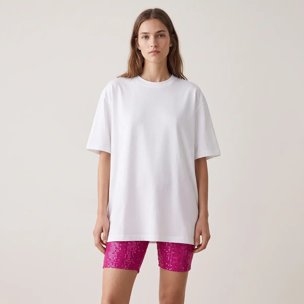 AURIGA, pantaloncini in paillettes fucsia, su modella.