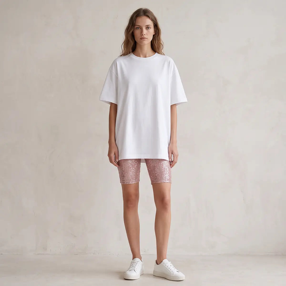 AURIGA, pantaloncini in paillettes rosa, su modella.