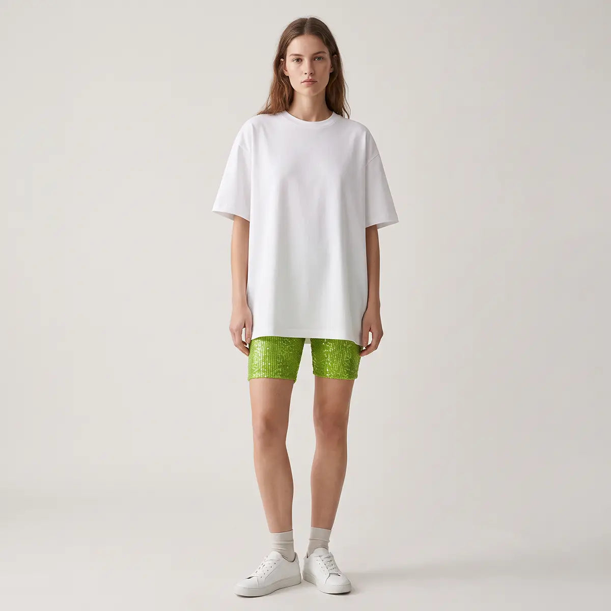 AURIGA, pantaloncini in paillettes verde chiaro, su modella.