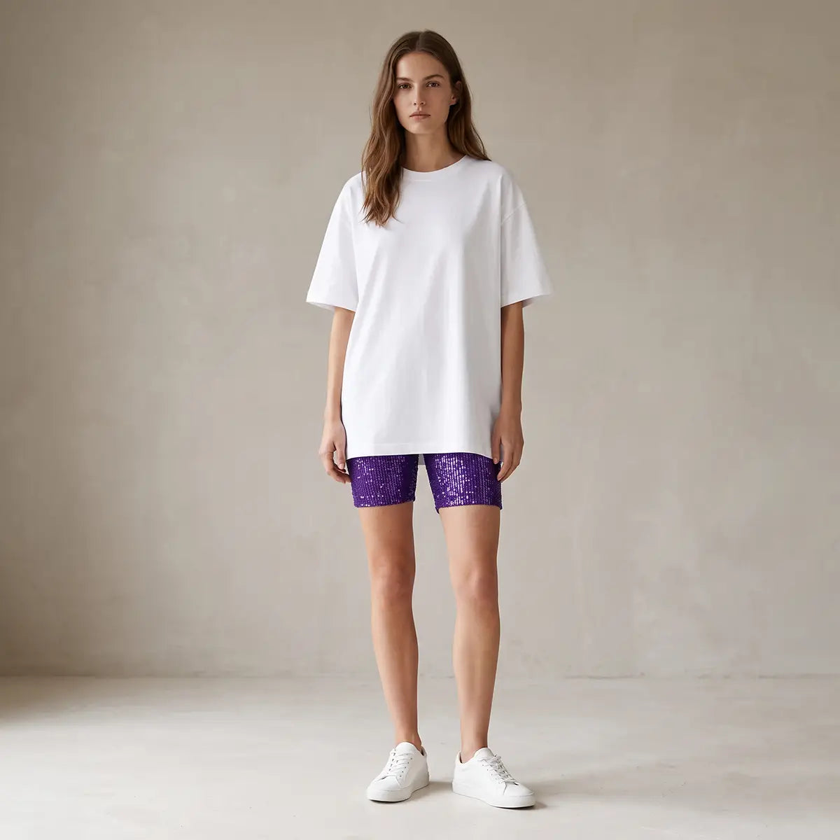 AURIGA, pantaloncini in paillettes viola, su modella.