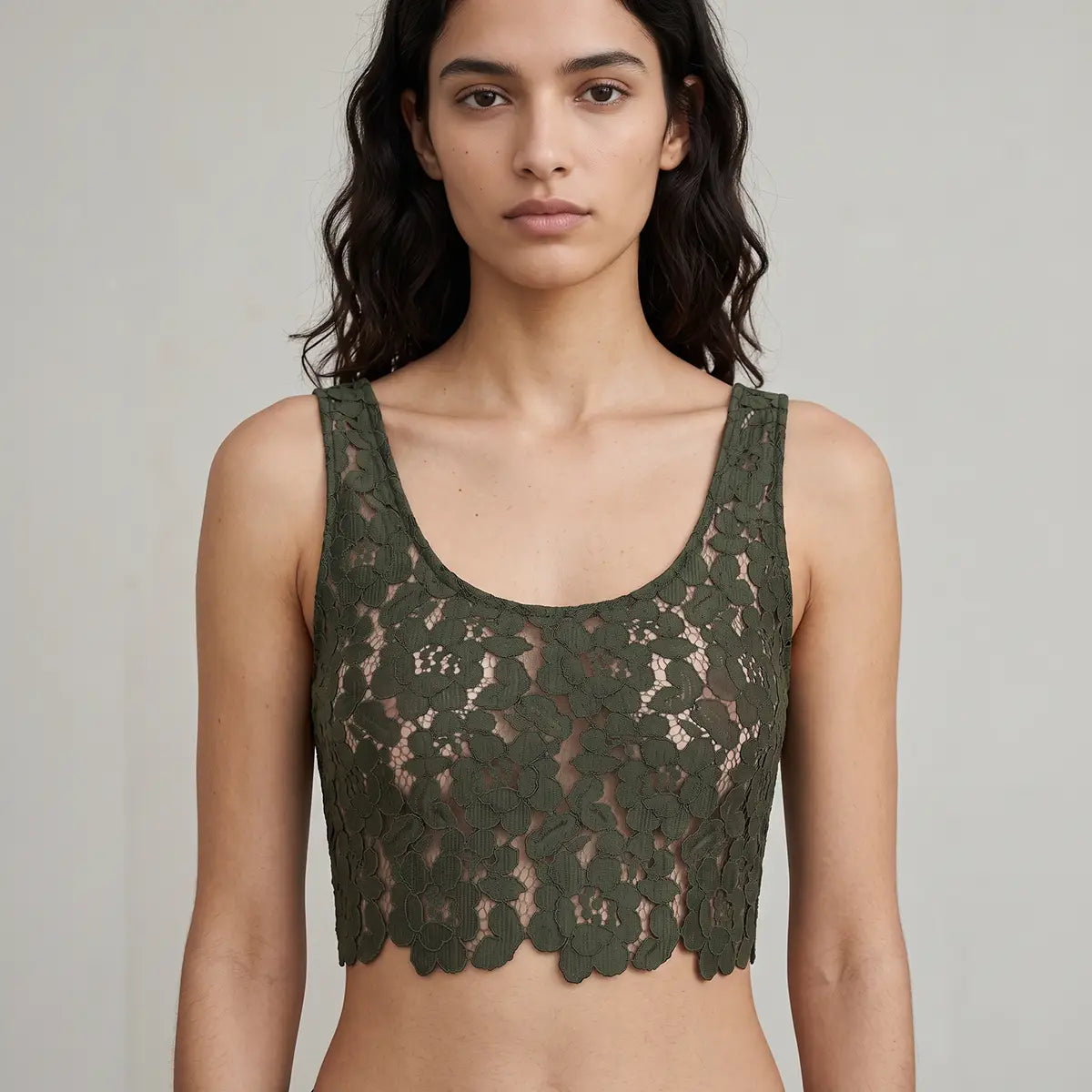 BELLA, top in pizzo verde con scollo rotondo e bordo smerlato, su modella.