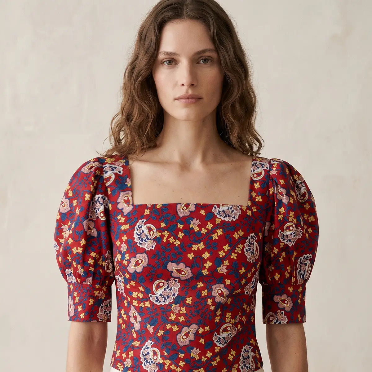 CAMELIA, top in cotone Red Obsession, su modella.
