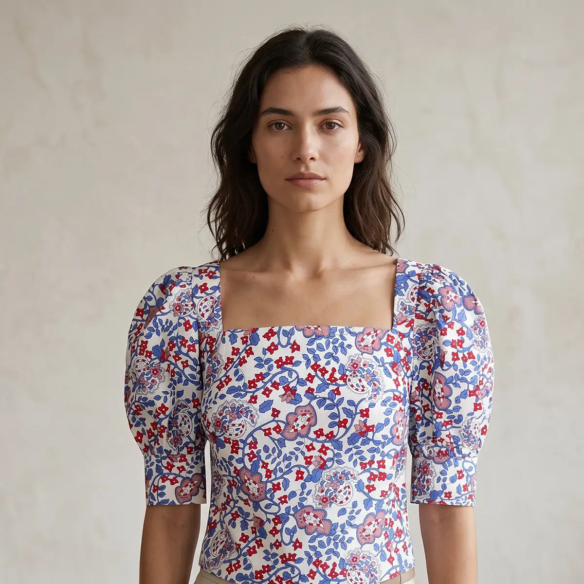 top CAMELIA di Alessandra Gallo con scollo quadrato, maniche a 3/4 a sbuffo in cotone fantasia White Obsession- The Obsession Collection- Made in Italy - indossato frontale