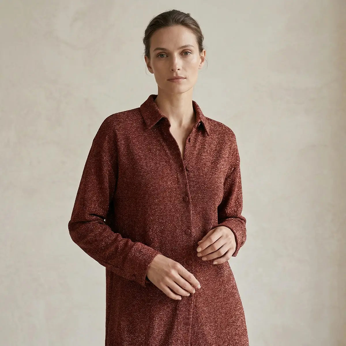 Camicia oversize donna in lurex bronzo CELESTE a maniche lunghe indossata da modella – Alessandra Gallo

