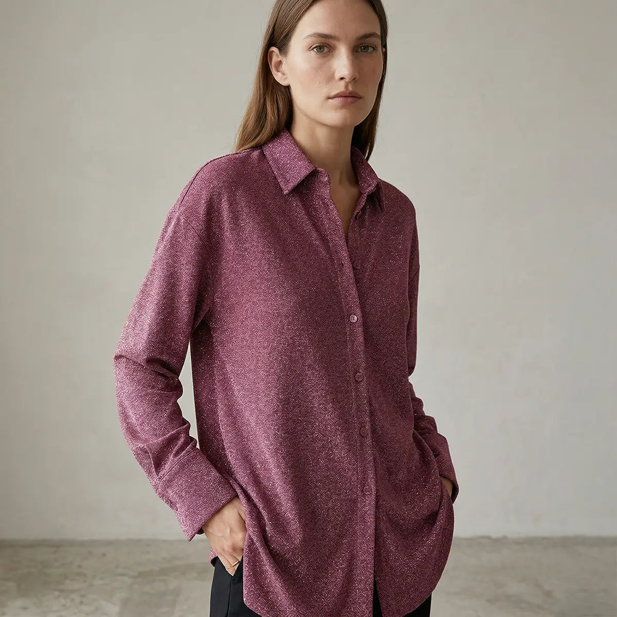 Camicia oversize donna in lurex rosa CELESTE a maniche lunghe indossata da modella – Alessandra Gallo