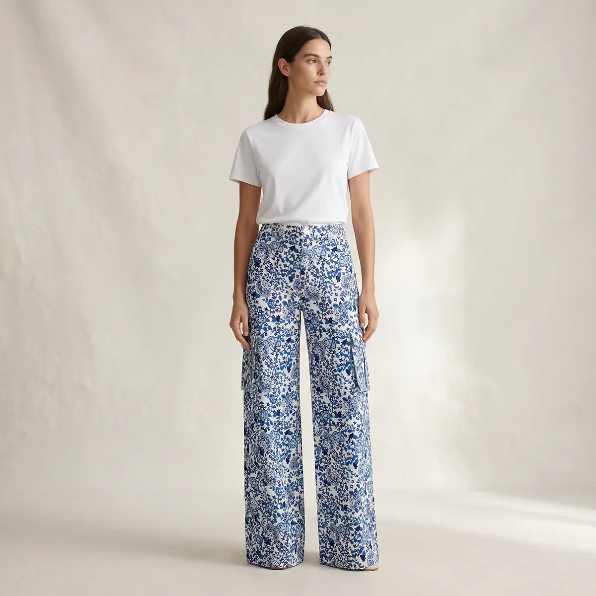 CARGO, pantaloni in cotone fantasia Blue Obsession con tasche applicate sulle gambe, su modella.