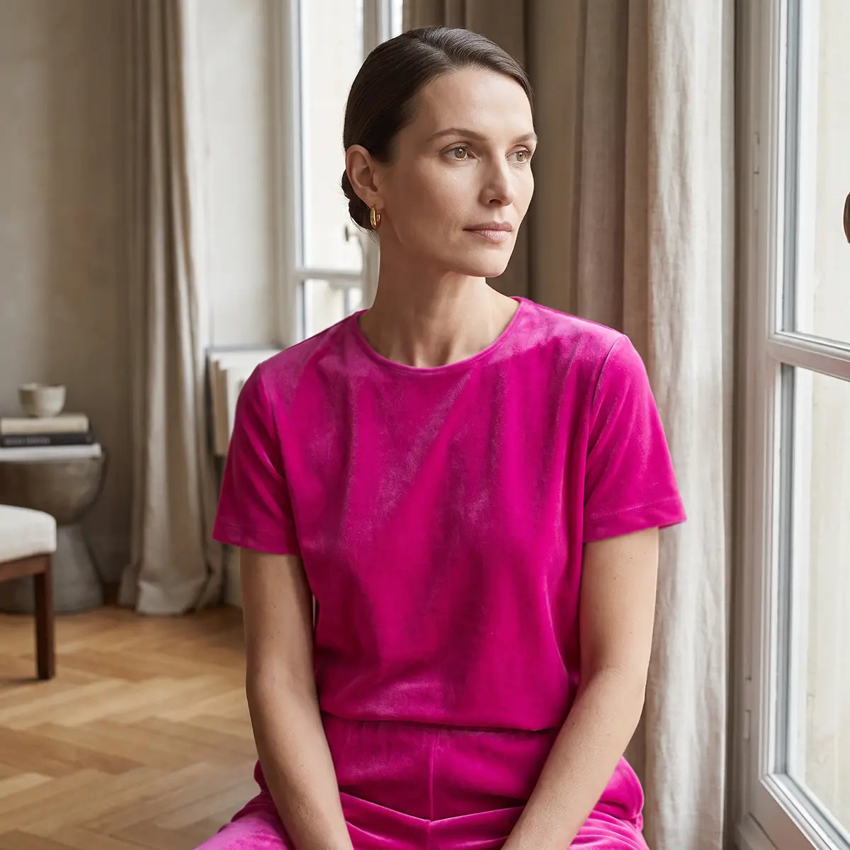 CARMEN, t-shirt in ciniglia fucsia con girocollo e maniche corte, su modella.