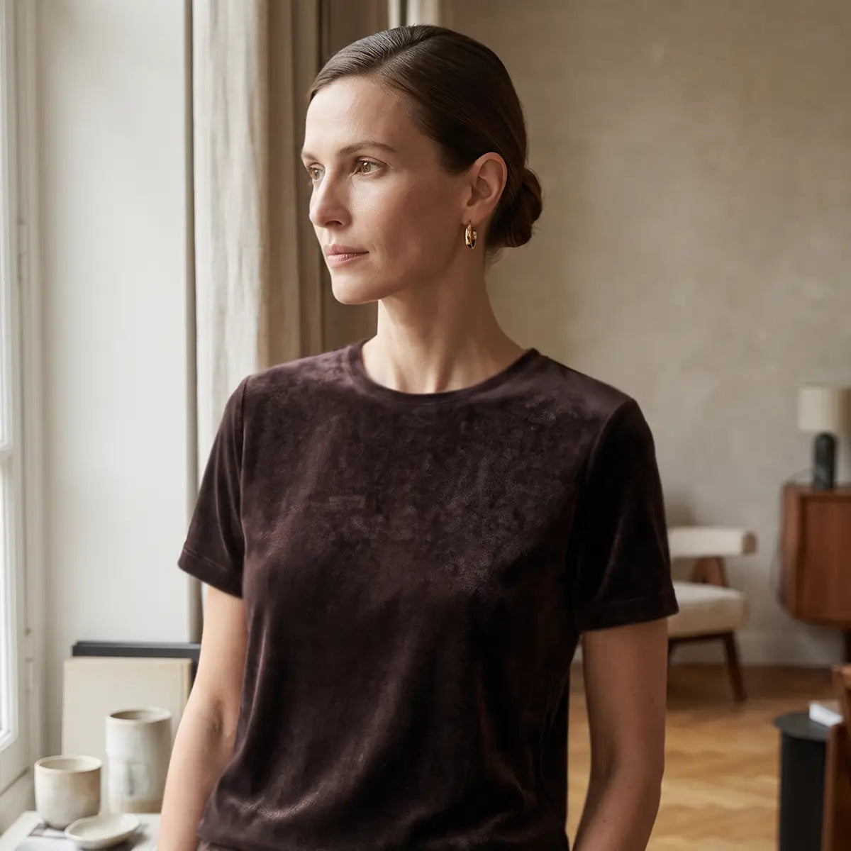 CARMEN, t-shirt in ciniglia marrone con girocollo e maniche corte, su modella.