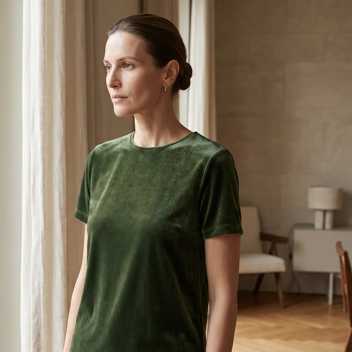 CARMEN, t-shirt in ciniglia verde con girocollo e maniche corte, su modella.