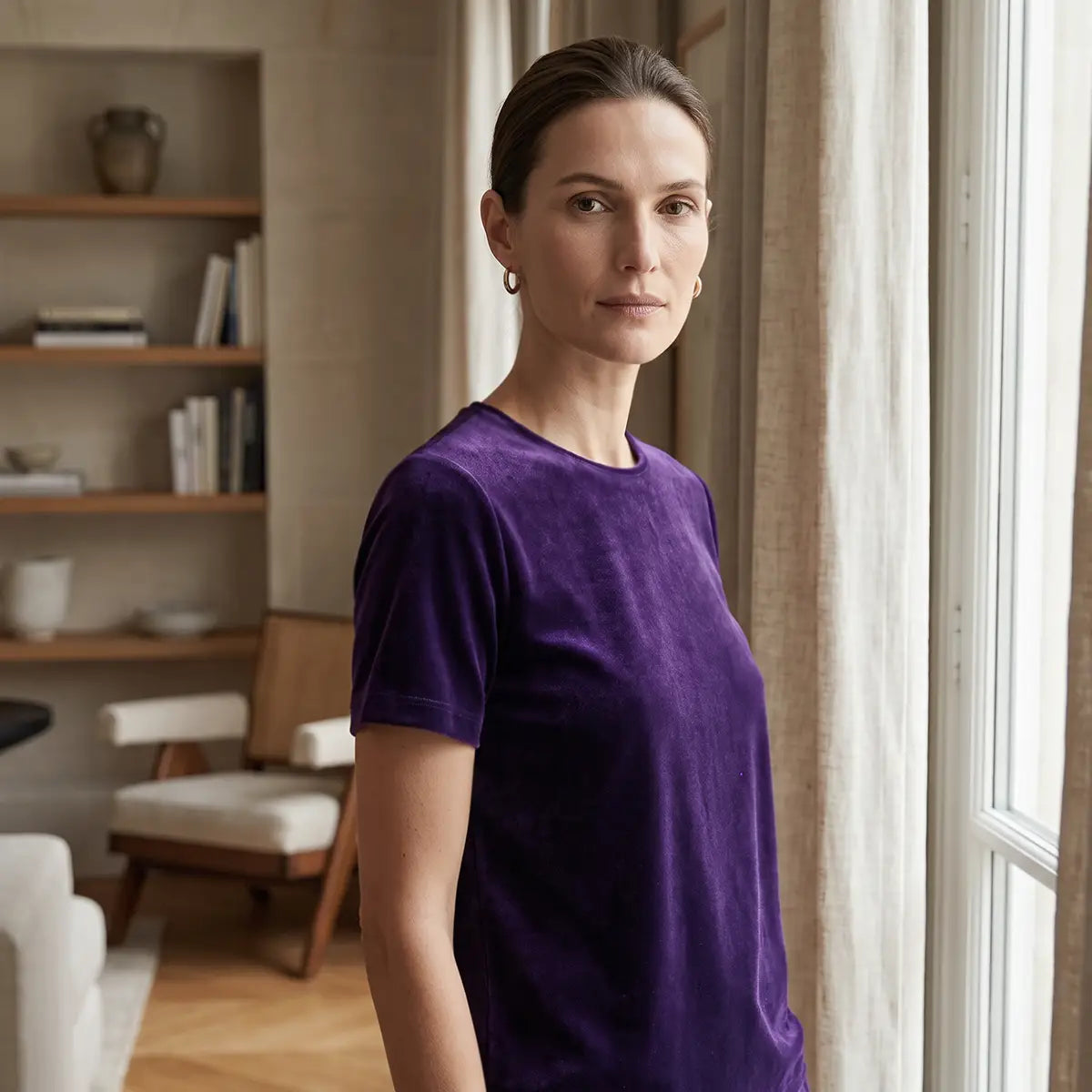 CARMEN, t-shirt in ciniglia viola con girocollo e maniche corte, su modella.