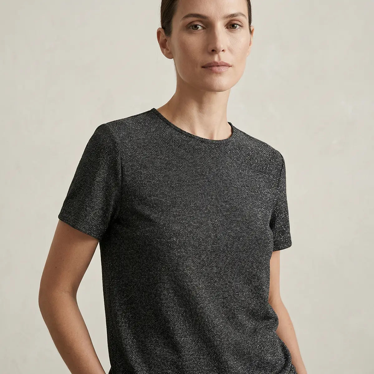 T-shirt CARMEN di Alessandra Gallo in lurex antracite con girocollo e maniche corte - indossata frontale - Stardust collection