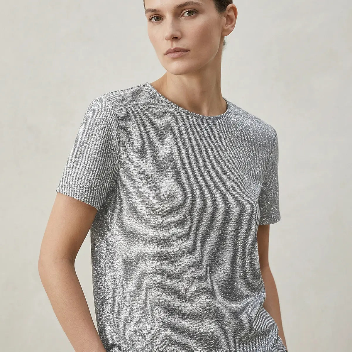 T-shirt CARMEN di Alessandra Gallo in lurex argento con girocollo e maniche corte - indossato frontale - Stardust collection