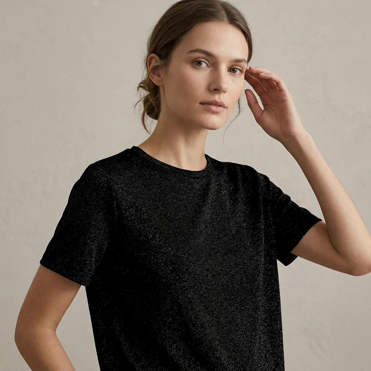 T-shirt CARMEN di Alessandra Gallo in lurex nero con girocollo e maniche corte - indossata frontale - Stardust collection