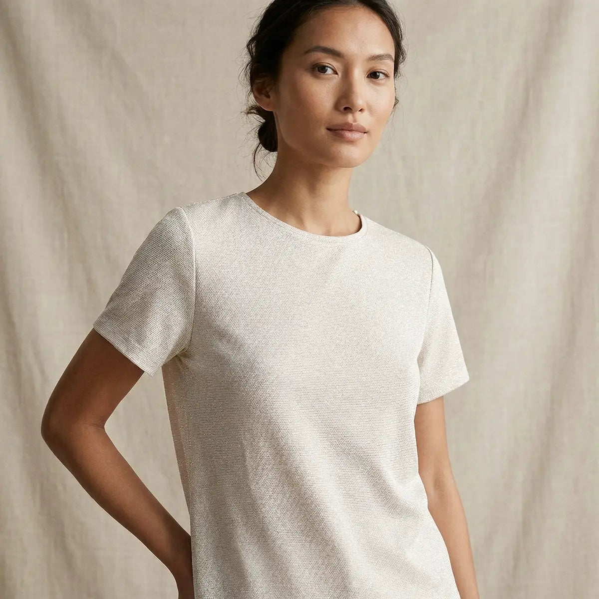 T-shirt CARMEN di Alessandra Gallo in lurex crema con girocollo e maniche corte - indossata frontale - Stardust collection