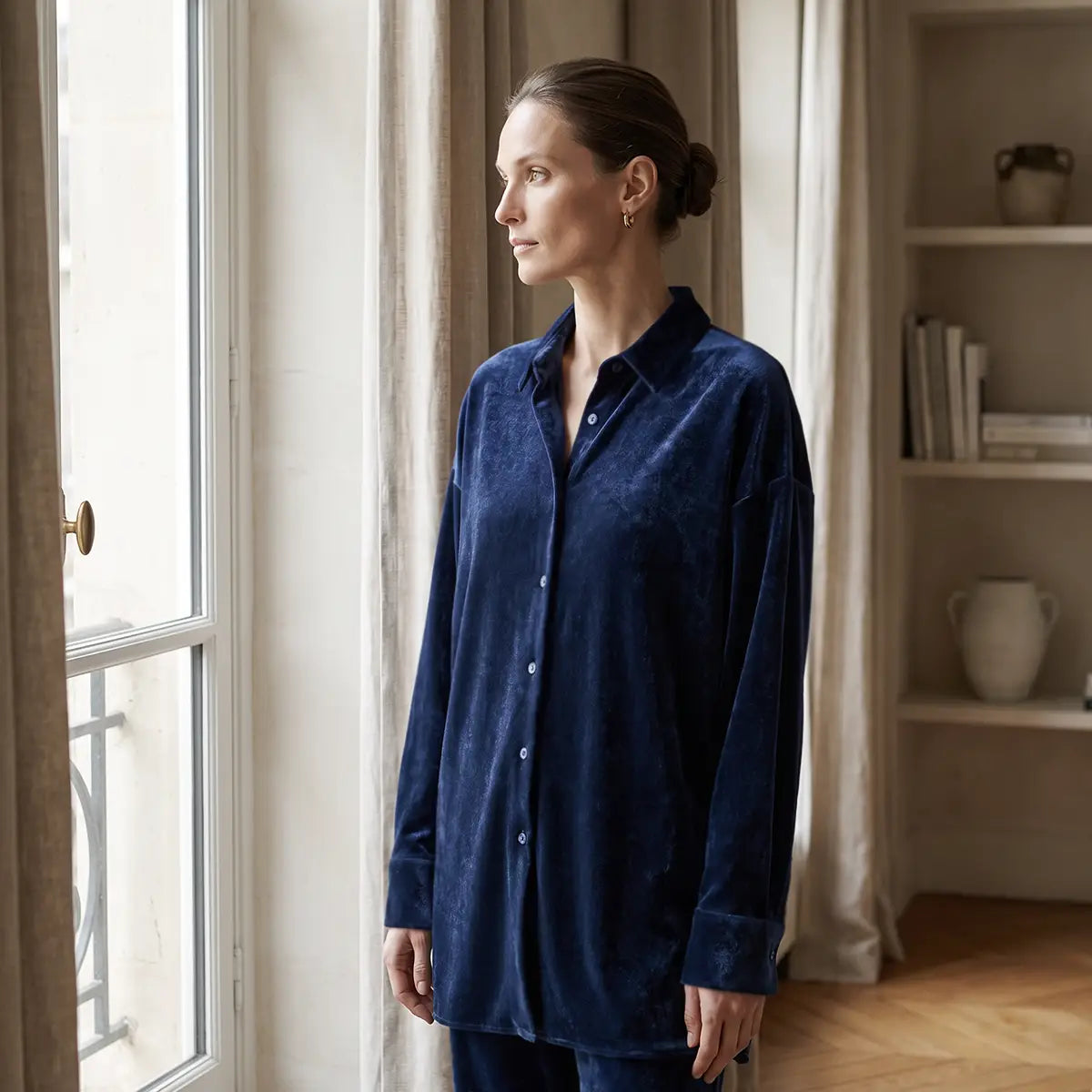 CELESTE, camicia in ciniglia blu con colletto e abbottonatura frontale, su modella.