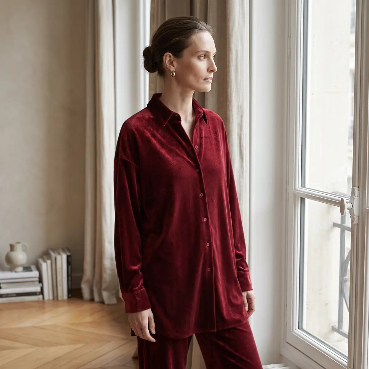 CELESTE, camicia in ciniglia bordeaux con colletto e abbottonatura frontale, su modella.