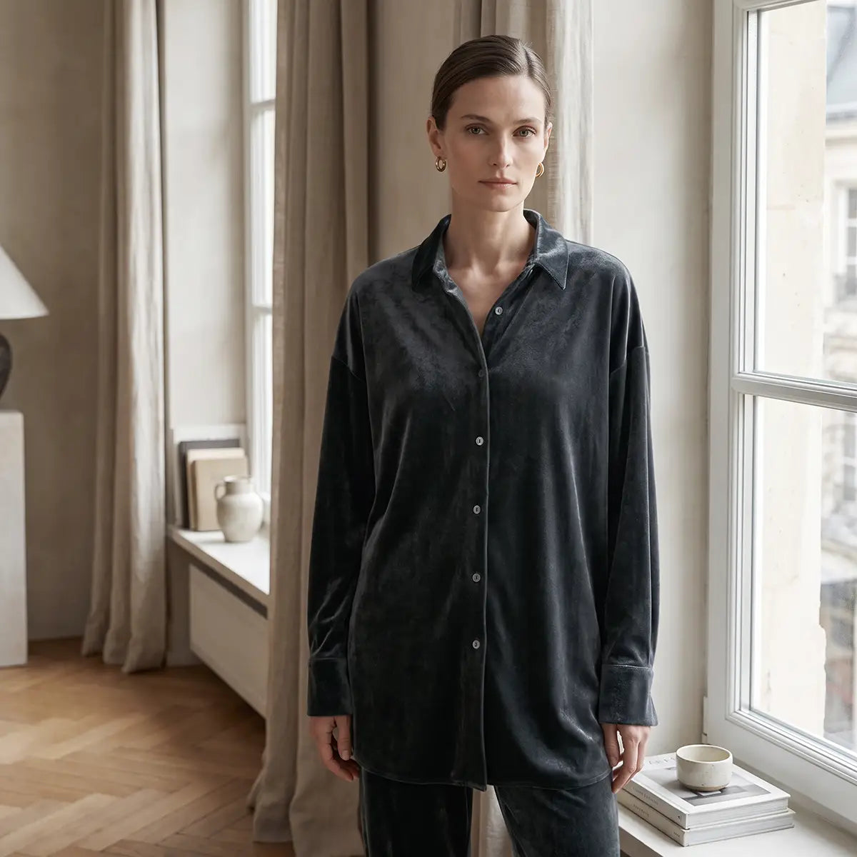 CELESTE, camicia in ciniglia grigia con colletto e abbottonatura frontale, su modella.