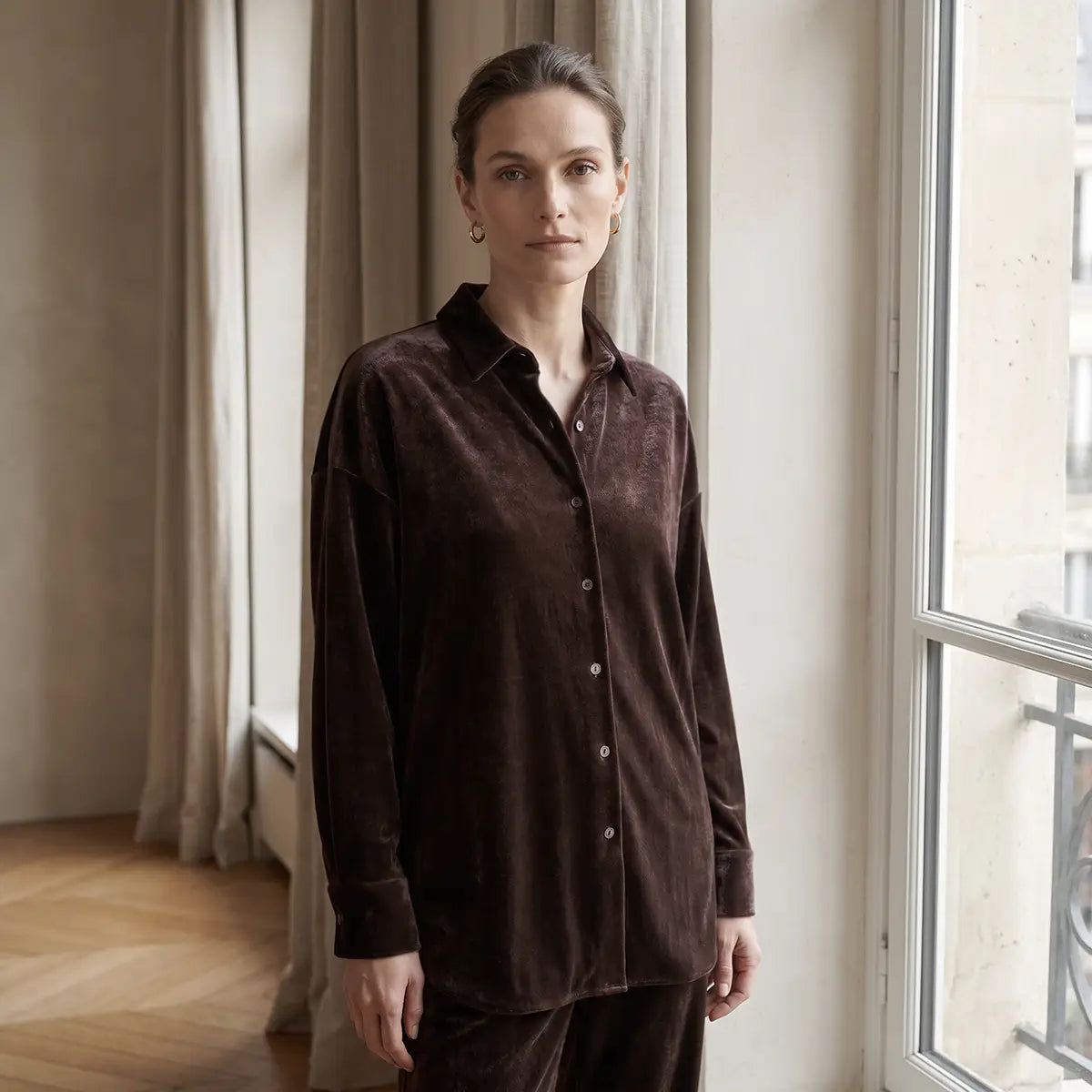 CELESTE, camicia in ciniglia marrone con colletto e abbottonatura frontale, su modella.