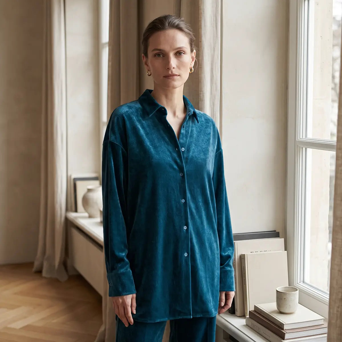 CELESTE, camicia in ciniglia ottanio con colletto e abbottonatura frontale, su modella.